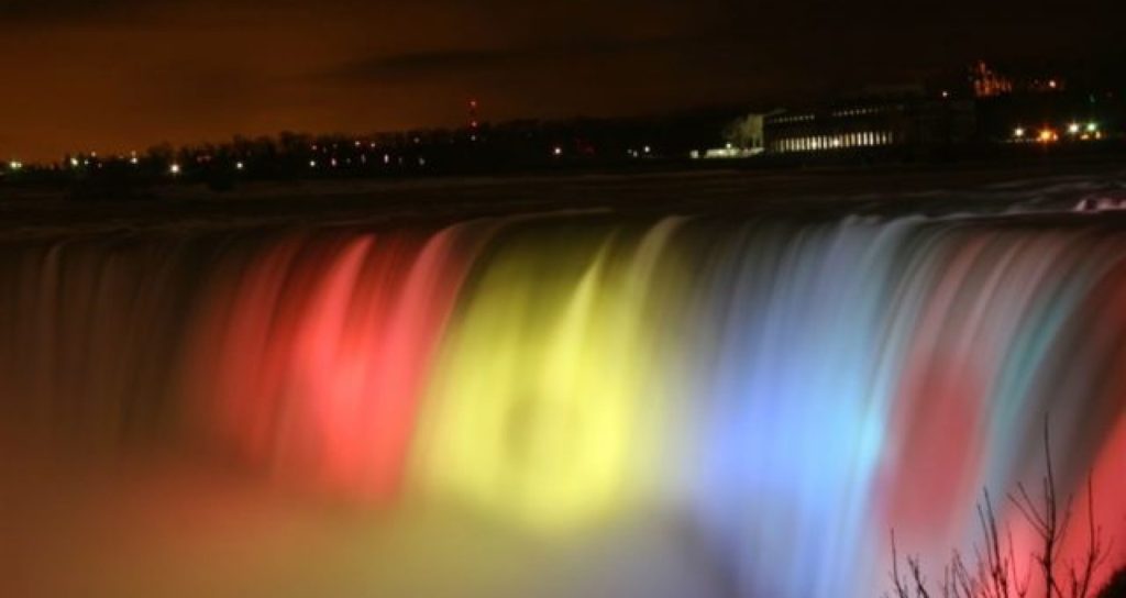 1 Decembrie: Cascada Niagara va fi iluminată în culorile drapelului românesc