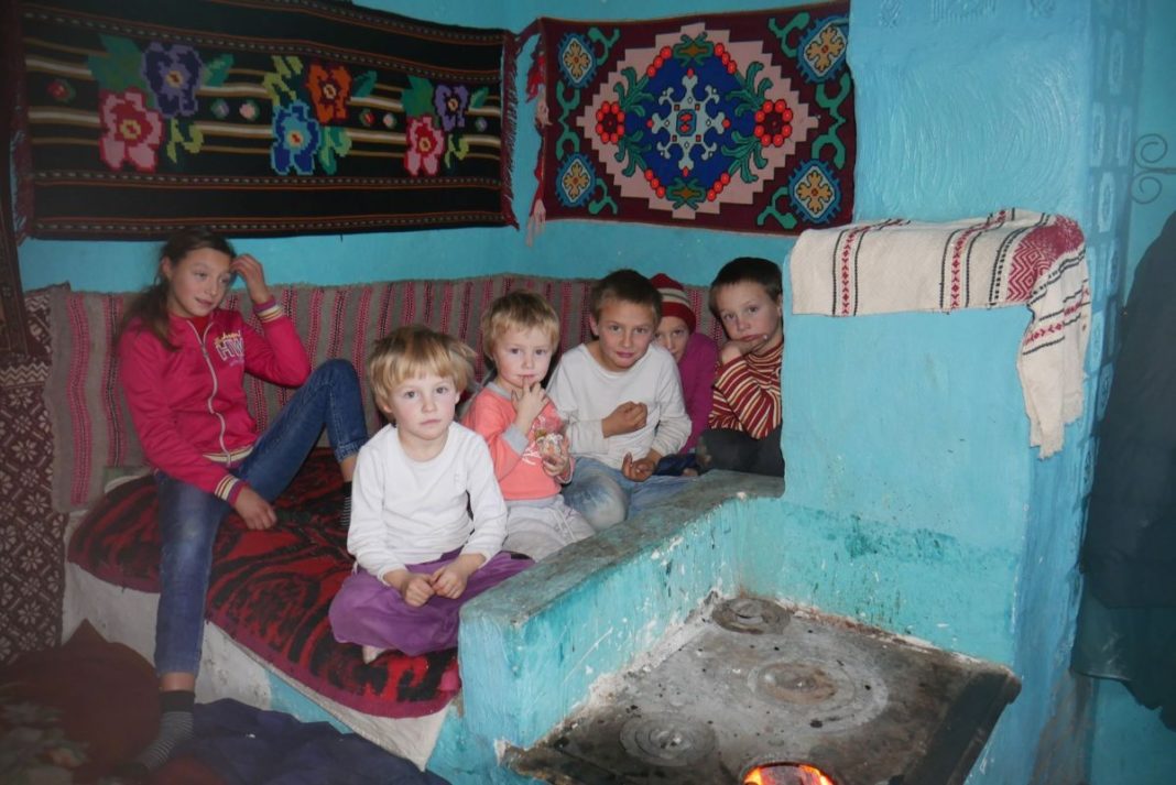 În satele României, 1 din 10 copii nu are destulă mâncare, iar o cincime nu știu ce e fericirea