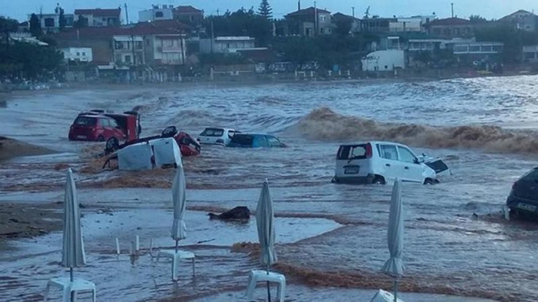 Furtună puternică în insula Creta. Mai multe automobile au fost luate de ape