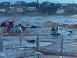 Furtună puternică în insula Creta. Mai multe automobile au fost luate de ape