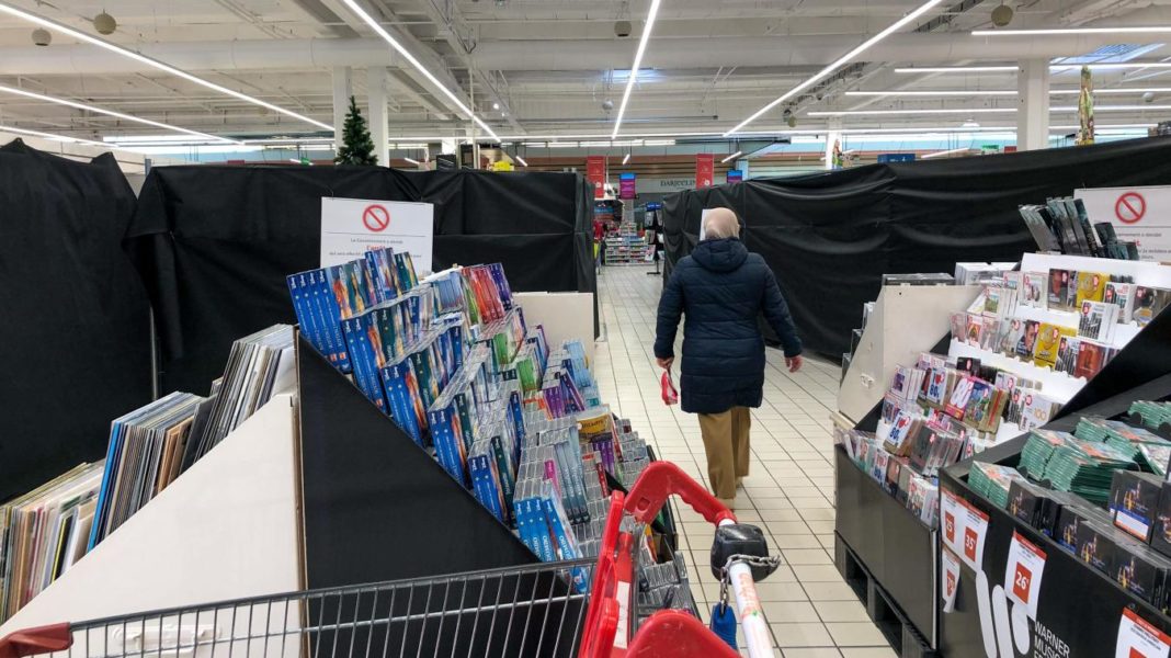 Supermarketurile și hipermarketurile din Franța vând de astăzi doar produse „esențiale”