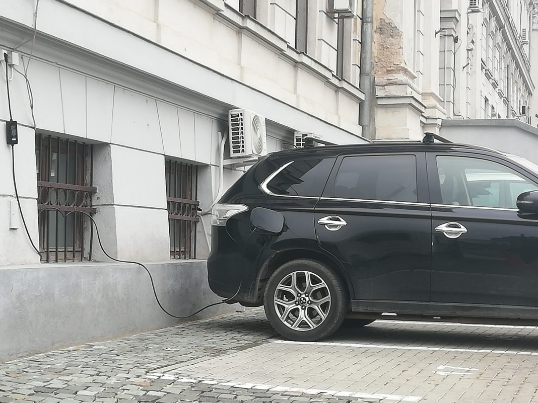 masina electrica sau plug in hibrid la priza