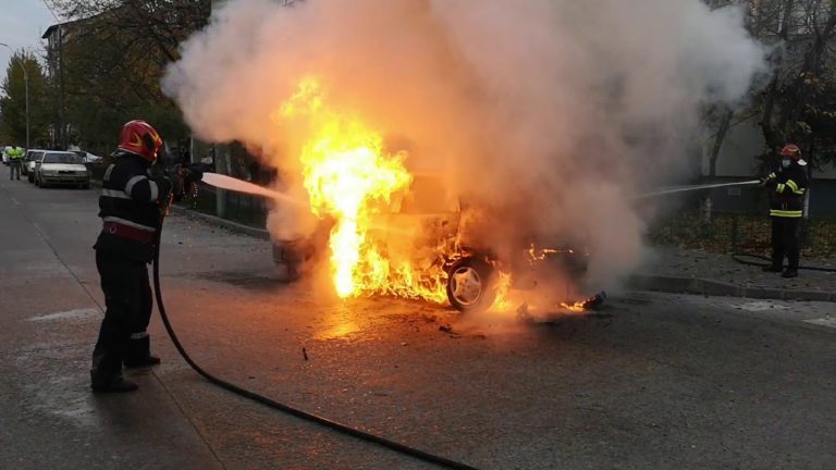 Autoturism mistuit de flăcări în Slatina