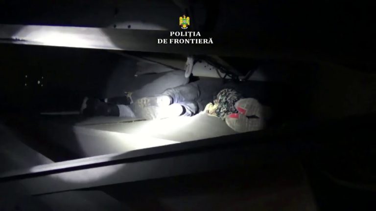 Cetățeni marocani și libieni, ascunși pe șasiul unor autovehicule, depistaţi la P.T.F. Calafat