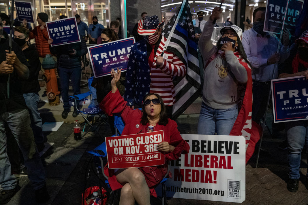 Alegeri SUA: Suporterii lui Trump protestează, cei ai lui Biden dansează în stradă