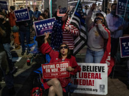 Alegeri SUA: Suporterii lui Trump protestează, cei ai lui Biden dansează în stradă