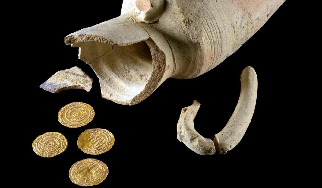 Monede de aur vechi de 1.000 de ani, descoperite intacte în Israel