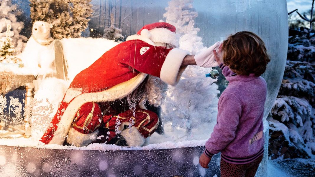 Ca să respecte restricțiile, un Moș Crăciun din Danemarca se întâlnește cu copiii închis într-un glob