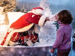 Ca să respecte restricțiile, un Moș Crăciun din Danemarca se întâlnește cu copiii închis într-un glob