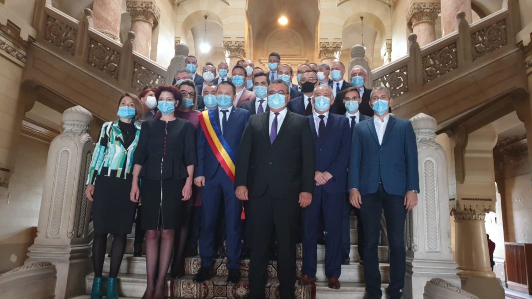 Noul președinte al Consiliului Județean Dolj, Cosmin Vasile, și 28 dintre cei 36 de consilierii județeni nou aleși și-au intrat de ieri în atribuții