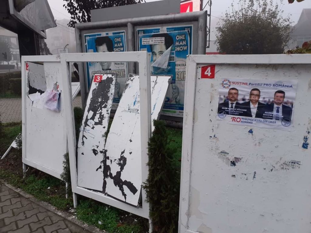 Panourile electorale distruse de cei doi tineri din Târgu Jiu