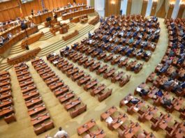 Parlament: Angajatorul poate reduce până la 50% timpul de muncă al salarațiilor