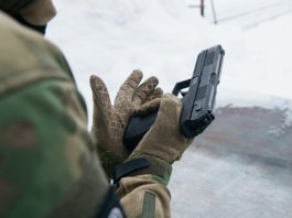 Un soldat rus a omorât un ofițer cu toporul și a împușcat mortal doi soldați