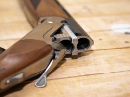 Un tânăr s-a împuşcat cu arma de vânătoare a unei rude