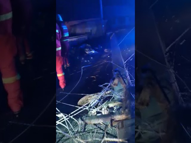VIDEO. A murit după ce a rupt cu mașina un stâlp electric