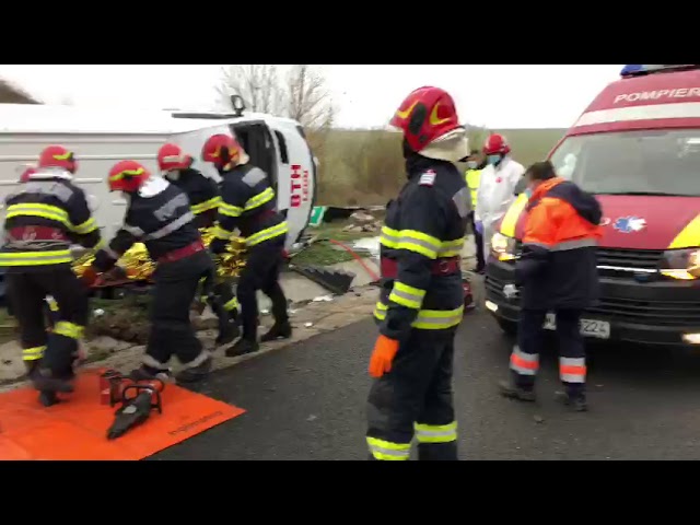 Un microbuz cu 7 pasageri la bord s-a răsturnat pe A1
