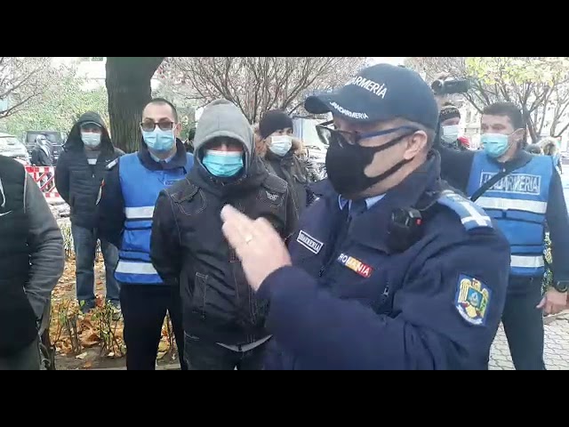 VIDEO / Romii din târg au asaltat Prefectura Dolj