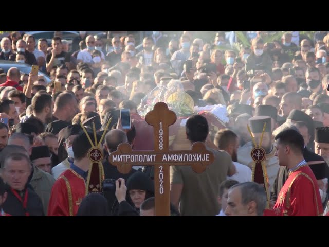 Mii de credincioşi s-au înghesuit să pupe mâna Mitropolitului de Muntenegru, mort de Covid-19