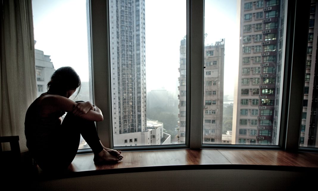 Tinerii, mai afectați de singurătate decât vâstnicii