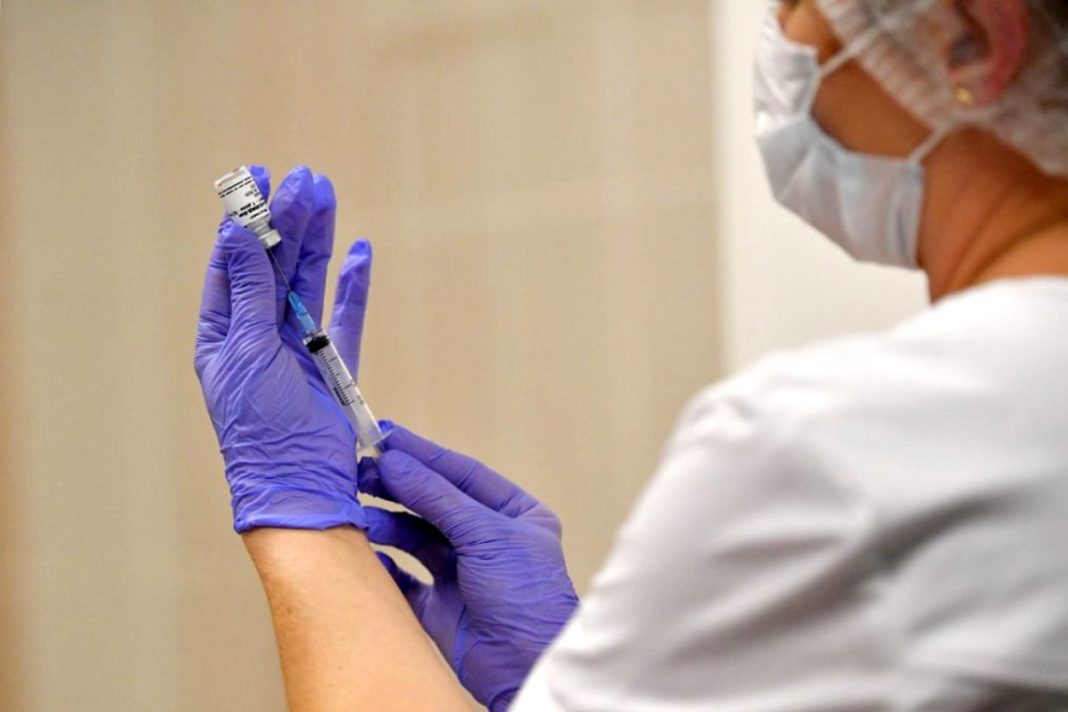Peste 1.800 de persoane, angajaţi din unităţi medicale şi centre de îngrijire, au fost vaccinate anti-COVID-19