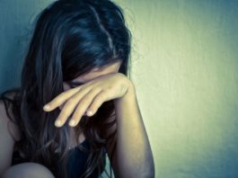 Adolescentă agresată sexual în scara blocului de un bărbat de 43 de ani