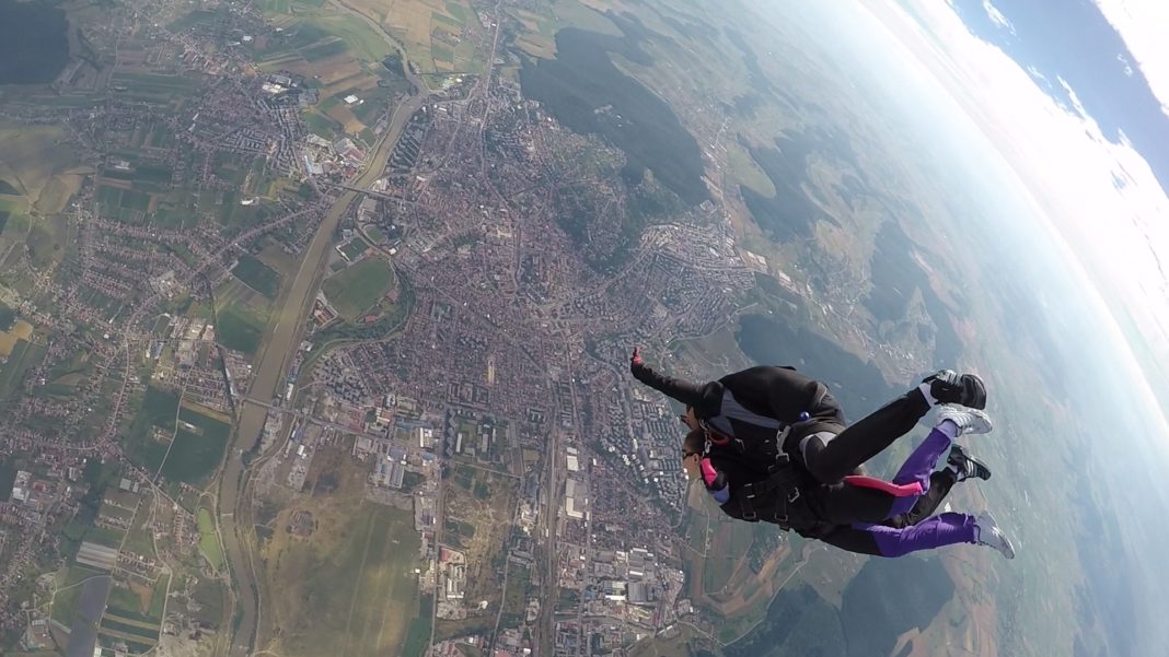 Un australian de 91 de ani a supraviețuit unui accident de parașutism