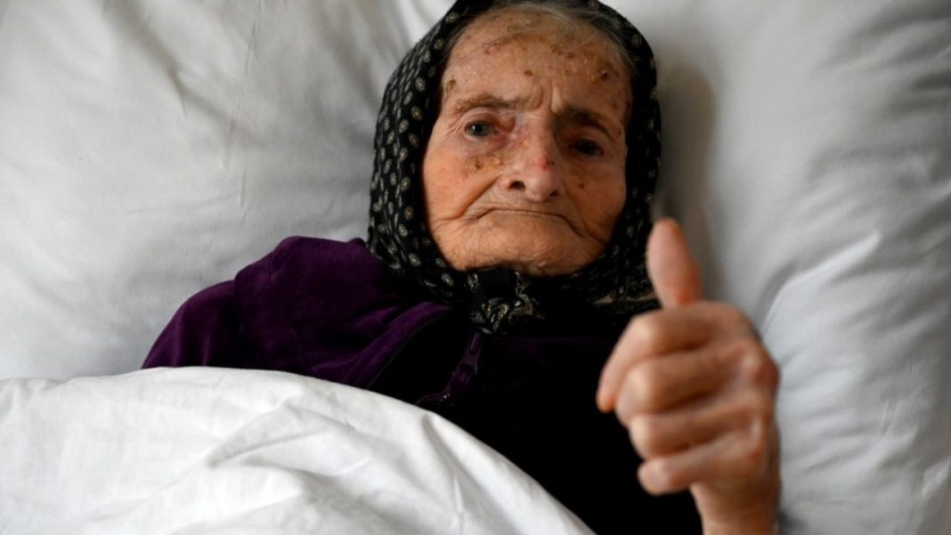 Croata Margareta Kranjcec, de 99 de ani, arată cu degetul mare în timp ce se odihnește în patul ei la o casă de bătrâni din Karlovac, Croația, la 3 decembrie 2020, după ce a fost internată timp de trei săptămâni la sfârșitul lunii octombrie pentru Covid-19 (Foto: DENIS LOVROVIC / AFP)