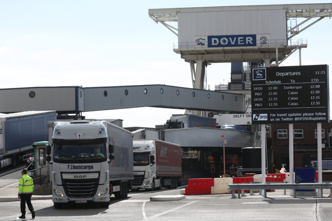 Transportatorii rutieri care circulă din UK în Franţa pot face testul COVID-19 la plecarea din Regat