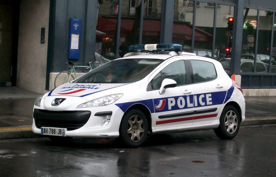 Doi români au fost înjunghiați de un bărbat cu probleme psihice, într-o suburbie a Parisului