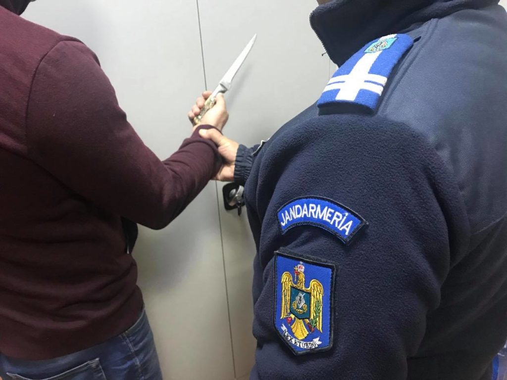 Mehedinți: Bărbat încătușat după ce a fost găsit cu un cuțit asupra sa