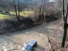 O familie din Maramureș a scăpat ca prin minune cu viață, după ce mașina în care se afla a plonjat într-un râu, din Bârsana