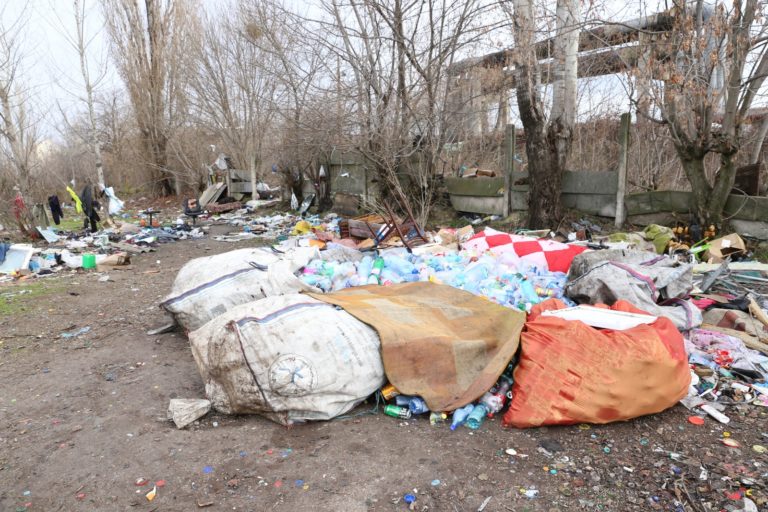Gunoaie adunate în apropierea blocurilor de pe strada Sărarilor