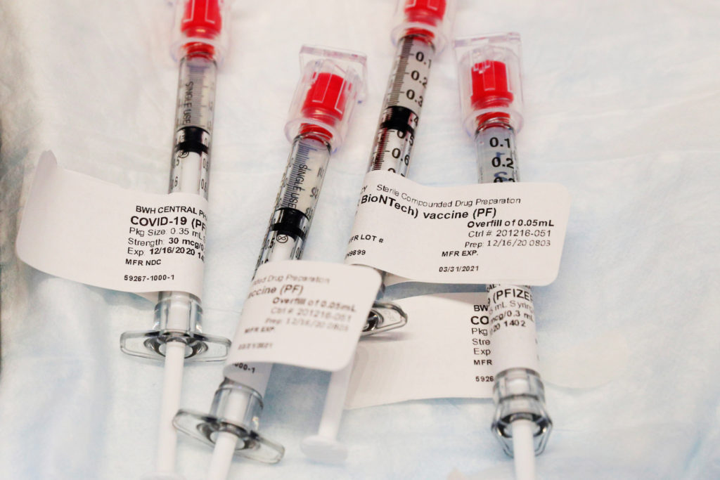 O asistentă din Alaska a avut o puternică reacție alergică după vaccinul Pfizer