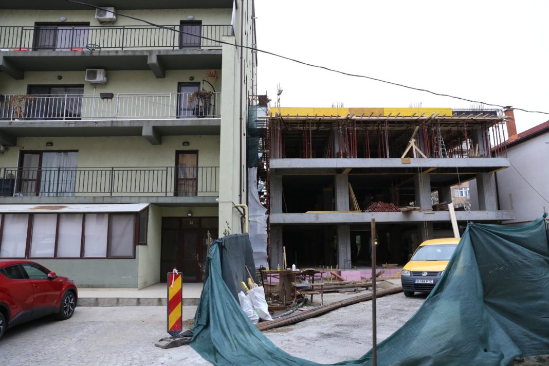 Dispută pe linia de hotar între două blocuri de pe strada Șoimului/foto/Claudiu Tudor