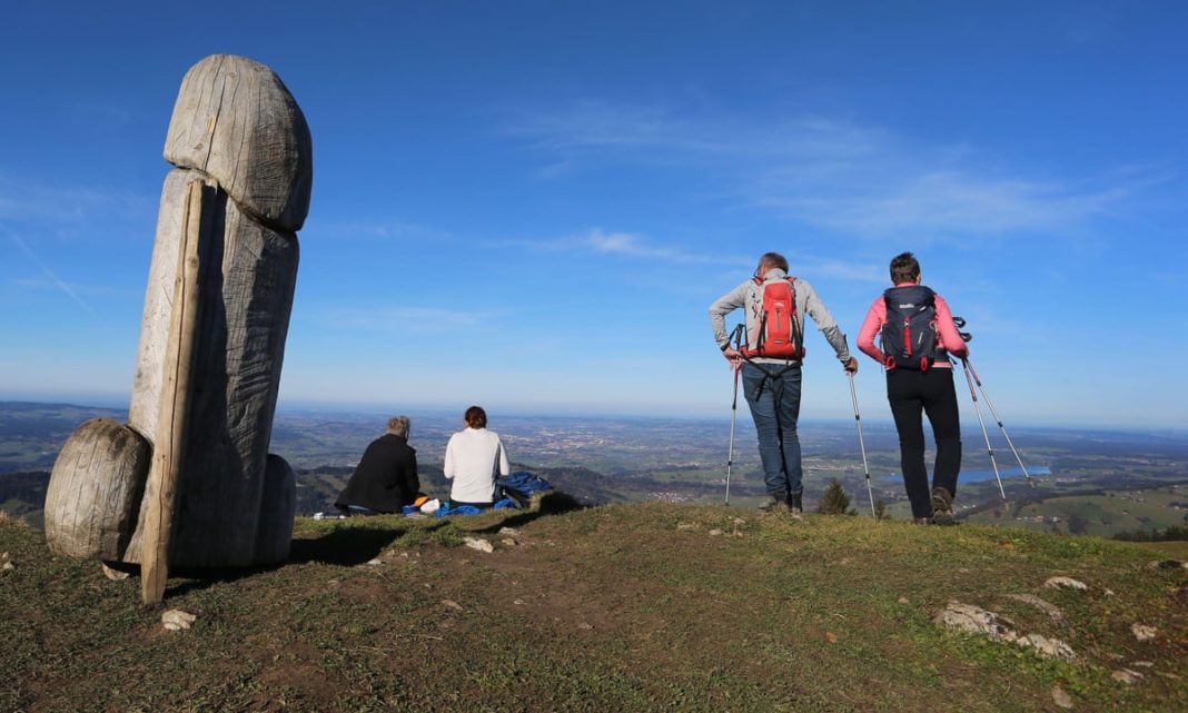 Doar rumegușul a rămas în locul statuii misterioase bavareze