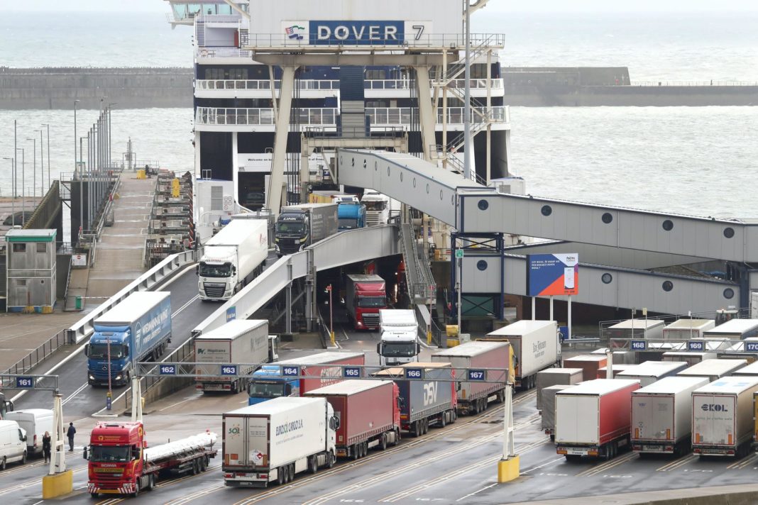 Portul din Dover din Marea Britanie s-a redeschis în noaptea de marţi spre miercuri