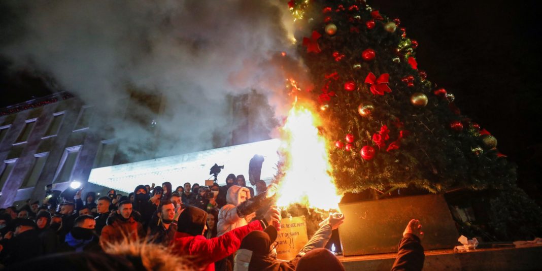 Forţele de ordine albaneze au tras,cu gaze lacrimogene ca răspuns la tirurile cu pietre ale manifestanţilor care protestau în capitală