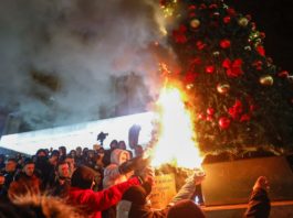 Forţele de ordine albaneze au tras,cu gaze lacrimogene ca răspuns la tirurile cu pietre ale manifestanţilor care protestau în capitală