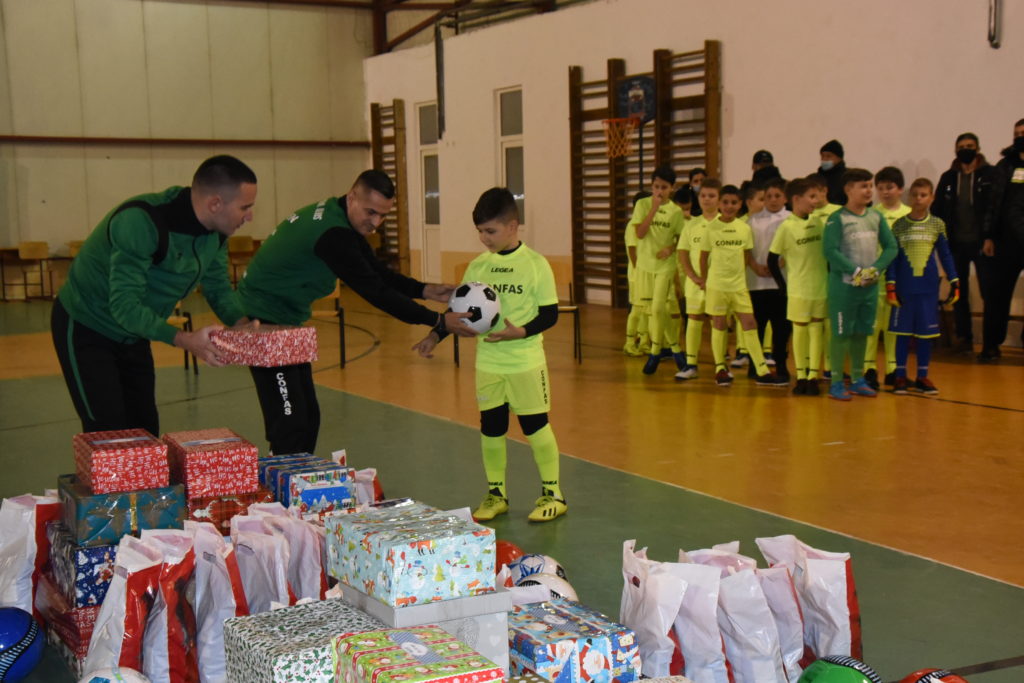Ajutoarele lui Moş Crăciun au ajuns la juniorii de la Viitorul Iulius Craiova