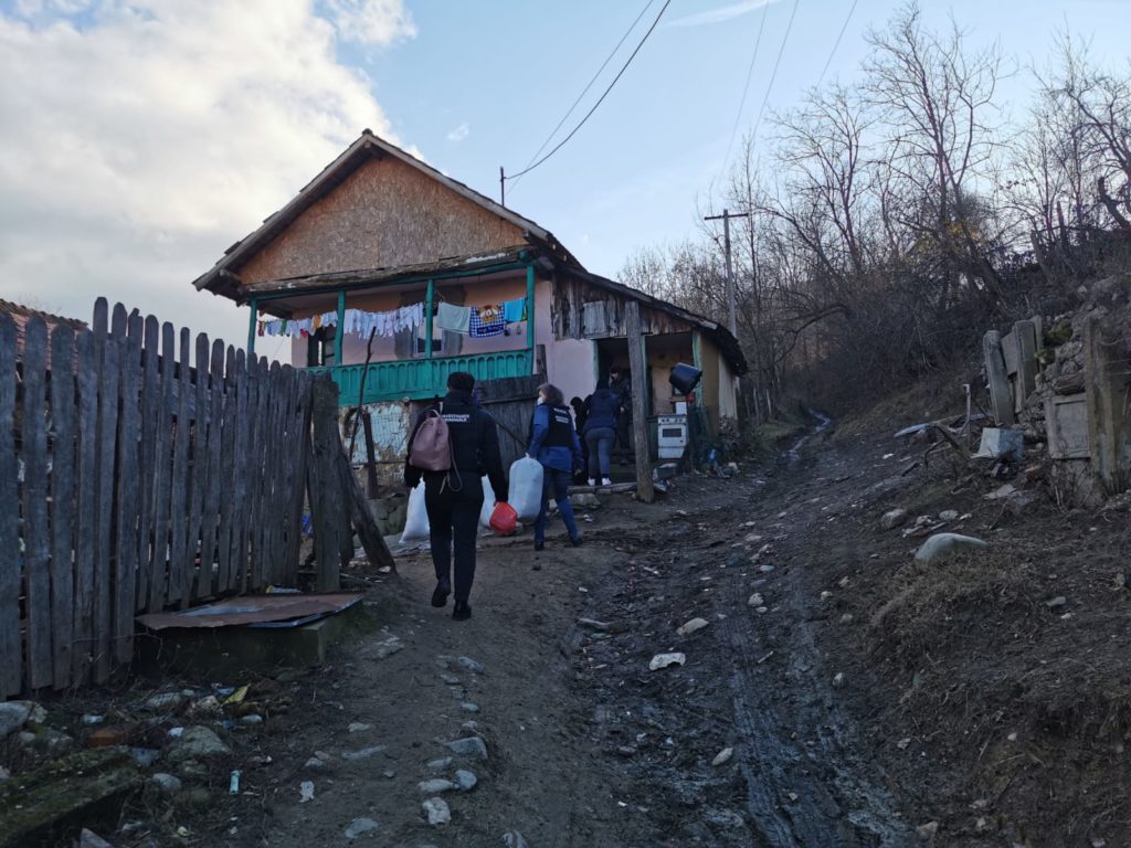 Vâlcea: Moș Crăciun în uniformă de polițist
