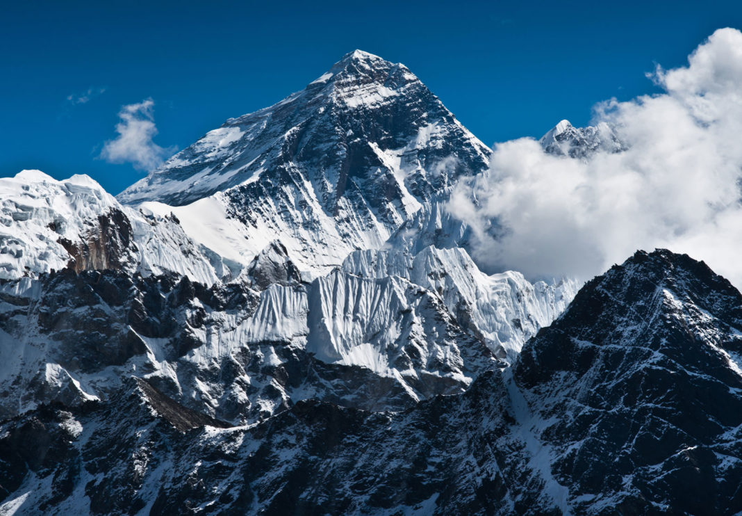 Muntele Everest este cu aproximativ un metru mai înalt decât se știa