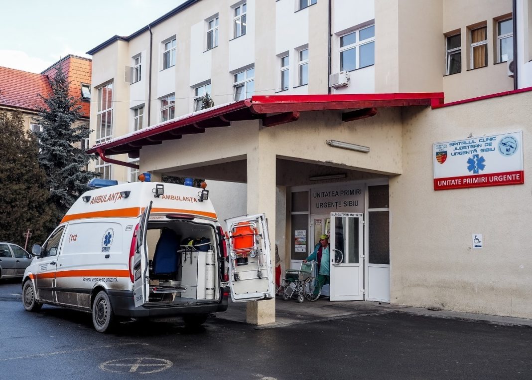 SJU Sibiu transportă cu ambulanța bolnavii de Covid-19 între clădiri, ca să nu înghețe de frig