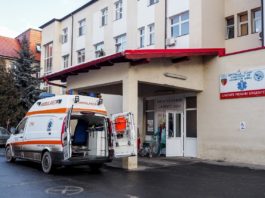 SJU Sibiu transportă cu ambulanța bolnavii de Covid-19 între clădiri, ca să nu înghețe de frig