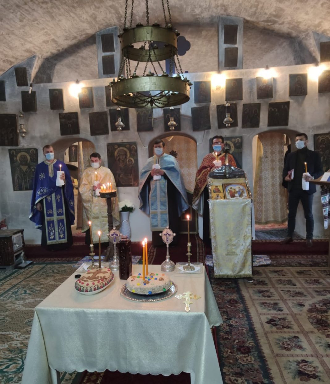 Scriitorul Marin Sorescu a fost comemorat zilele trecute în localitatea natală Bulzeşti, slujba de pomenire a fost săvârşită după Sfânta Liturghie