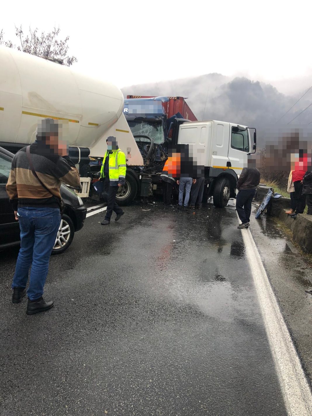 Coliziune dintre două autocamioane și un autoturism soldată cu un rănit