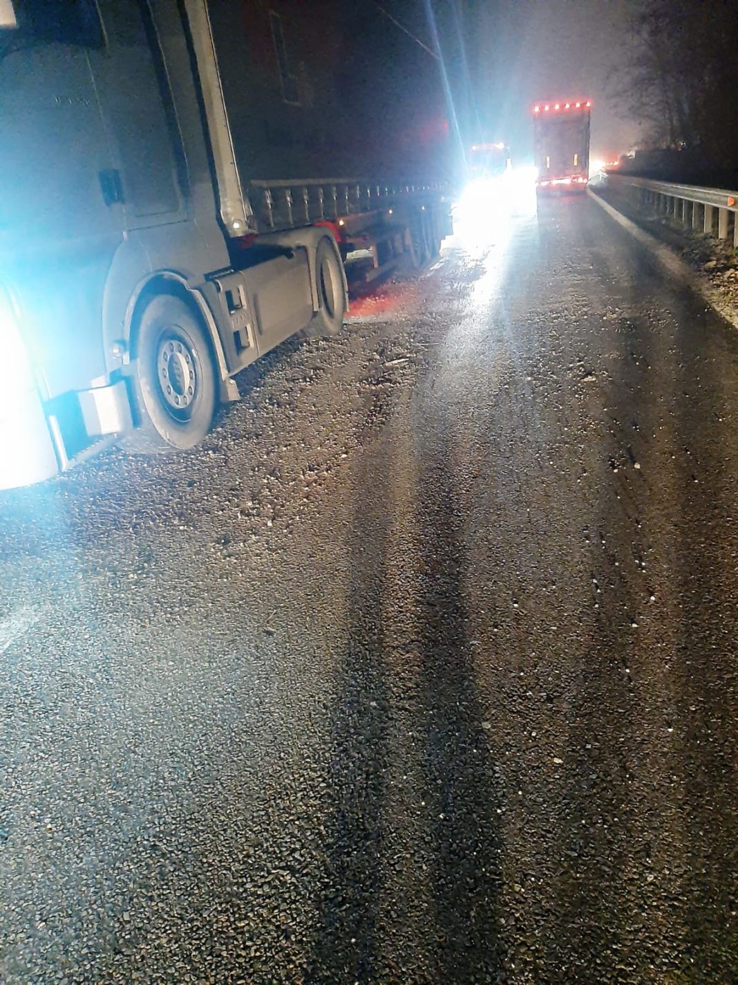 O camionetă care se deplasa pe sensul de deplasare Sibiu - Râmnicu Vâlcea a intrat în coliziune cu pietrele căzute pe carosabil