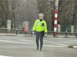 Târgu Jiu: Polițistă fotografiată fără mască în centrul orașului