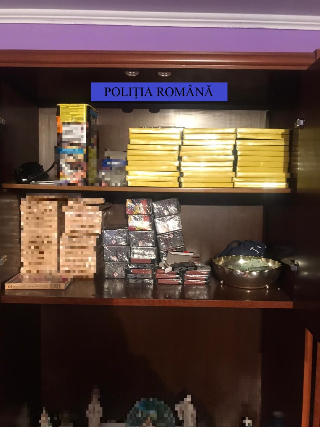 Poliţiştii olteni au efectuat o percheziție domiciliară la un bărbat din Balș și au confiscat peste 10.000 de produse pirotehnice