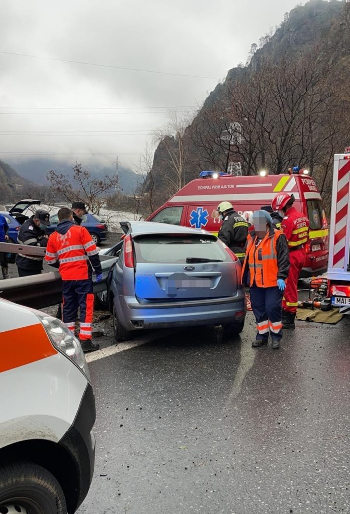 Accident între două autoturisme în Călimănești