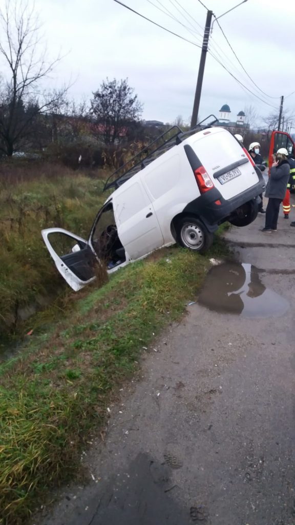 Un șofer a căzut cu mașina în șanț